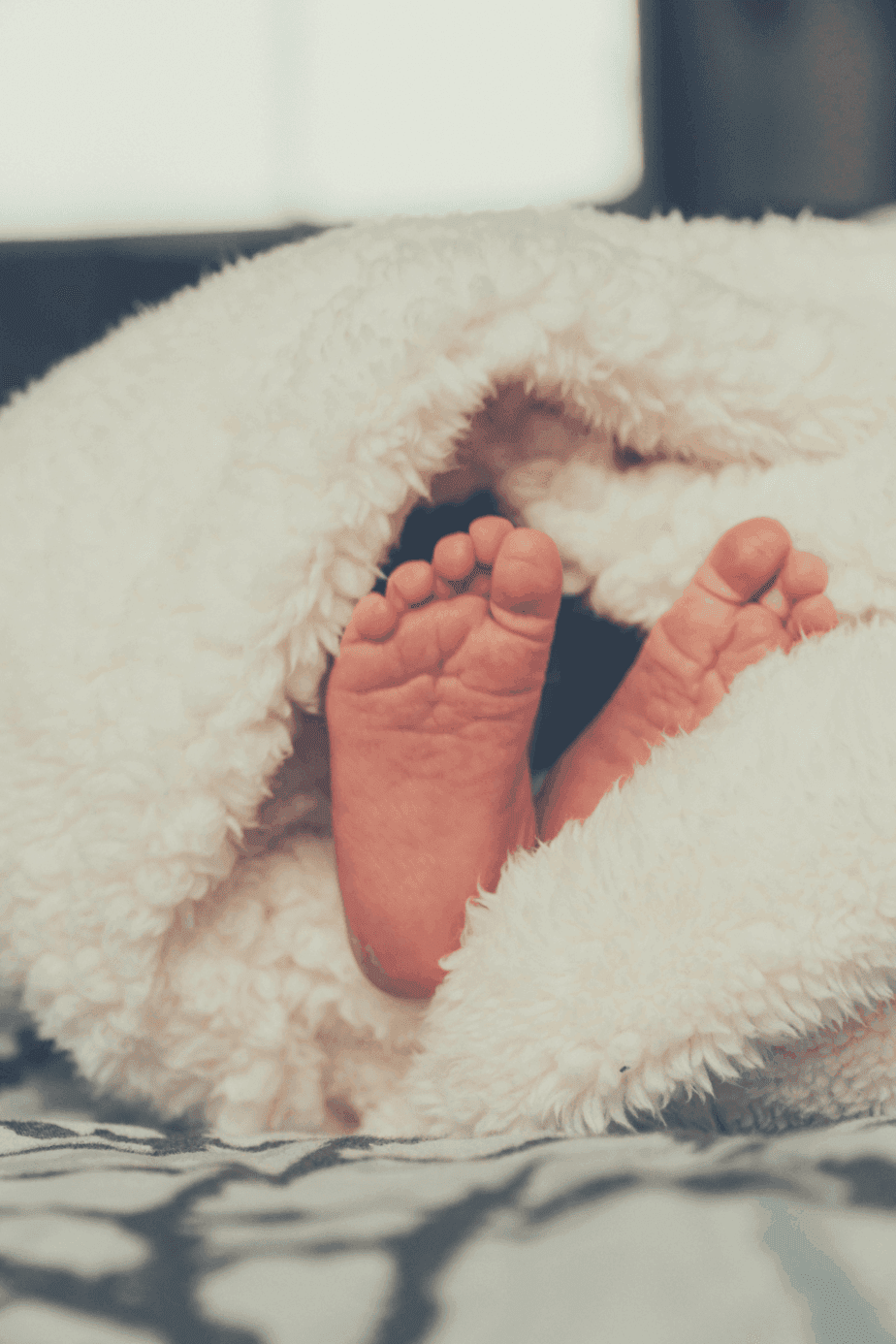 Sleeping Under Weighted Blankets [Benefits & Negatives]