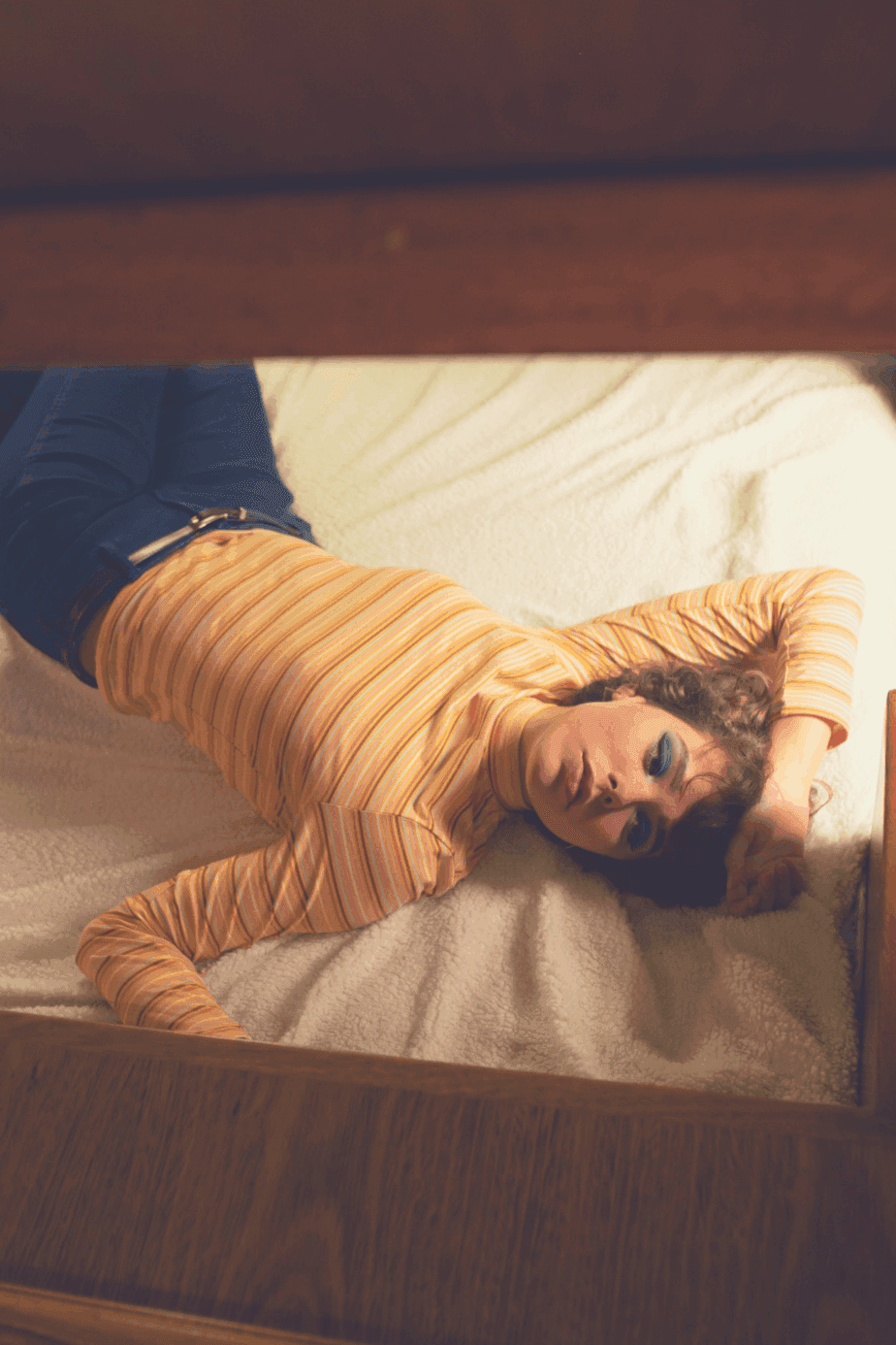 Sleeping Without a Pillow [Benefits & Disadvantages]