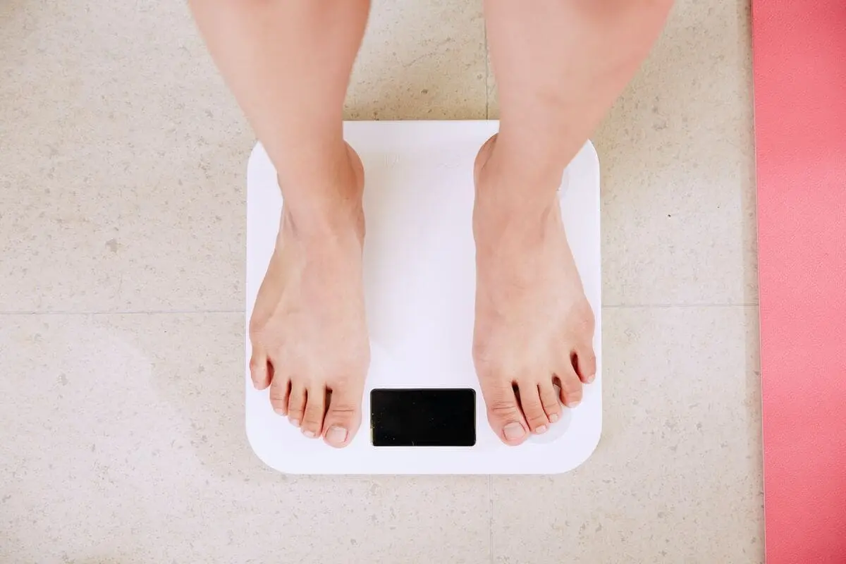 Does Sleeping Naked Help Lose Weight? [The Truth]